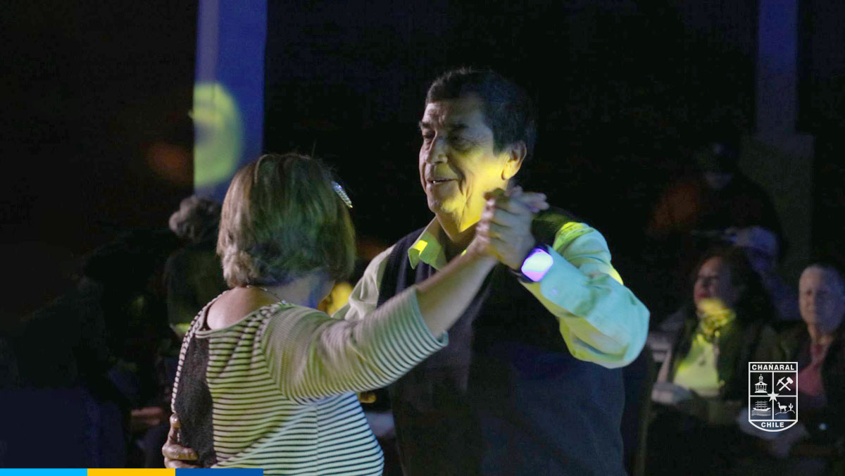 Adultos Mayores disfrutando de momentos de gratos recuerdos.