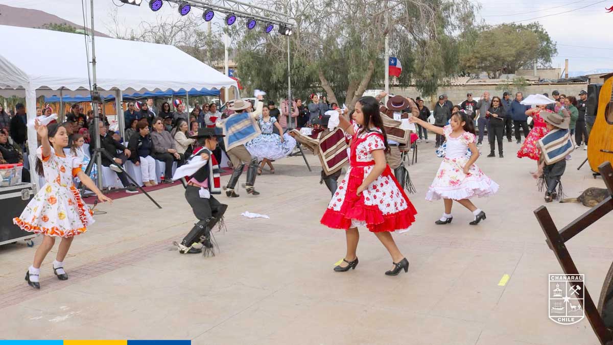 La actividad giró en torno a la música, el folclore, los juegos tradicionales y los sabores de la cocina chilena.