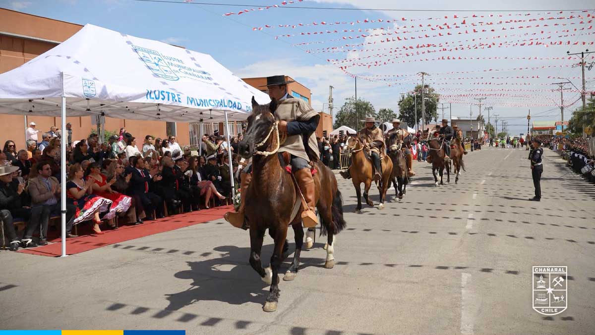 En el desfile participaron jardines infantiles, establecimientos educacionales, agrupaciones folclóricas, Bomberos y diversas organizaciones de nuestra comuna
