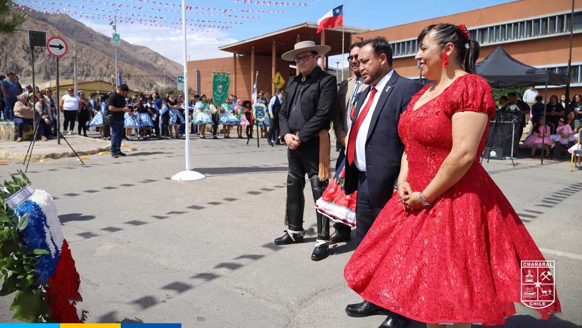 Durante la ceremonia, las autoridades rindieron un especial homenaje a Bernardo O’Higgins Riquelme, destacando su legado y su aporte a la historia de nuestra nación.