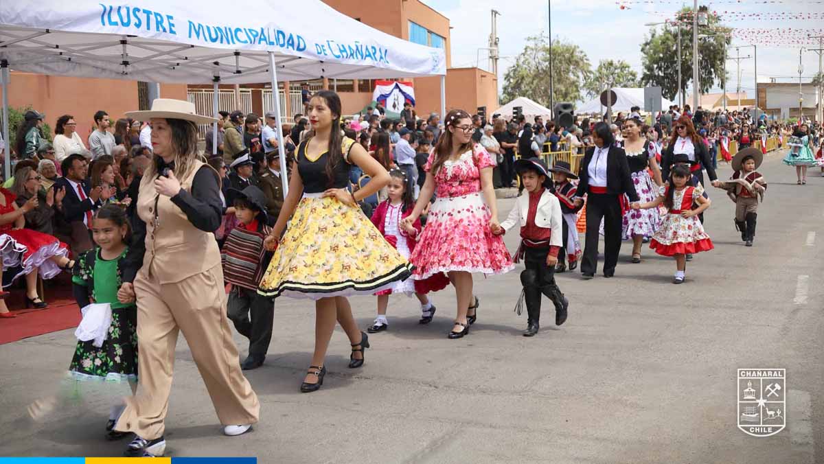 El desfile estuvo acompañado por los sones de la Banda de Guerra Municipal “Bernardo Ángel Ardiles”