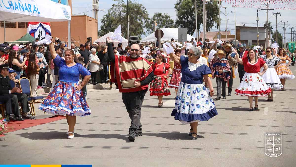 la Municipalidad de Chañaral compartió empanadas con todos los presentes, cerrando la actividad con un alegre y tradicional pie de cueca