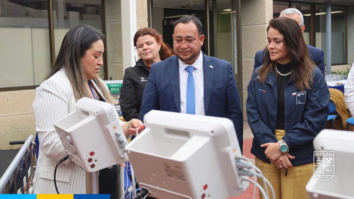 Directora del Hospital dando a conocer parte del equipamiento entregado.