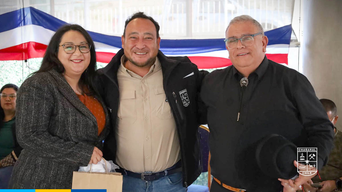 El Alcalde Alex Ahumada, compartió este significativo momento junto a las concejales Ema Arnello y Joice Tabilo, ademas de representantes de Carabineros.