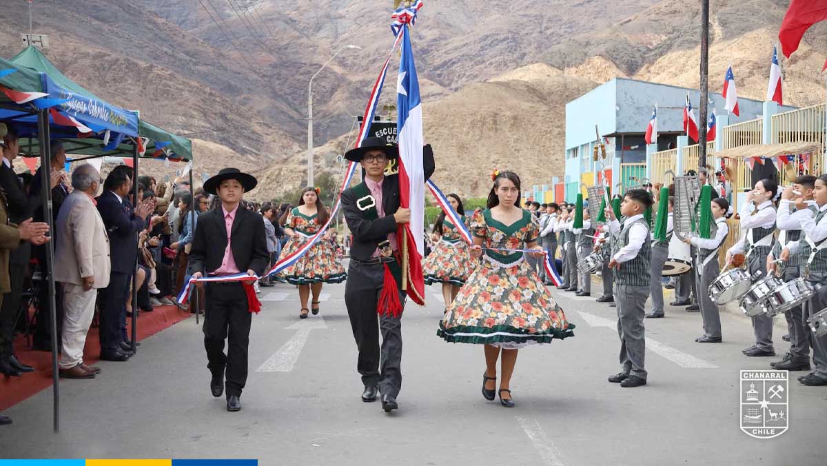 Desfilaron alumnos, profesores y diversas organizaciones de la localidad barquiteña