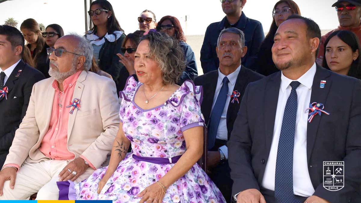 Presencia de autoridades locales y regionales en el acto conmemorativo de fiestas patrias.