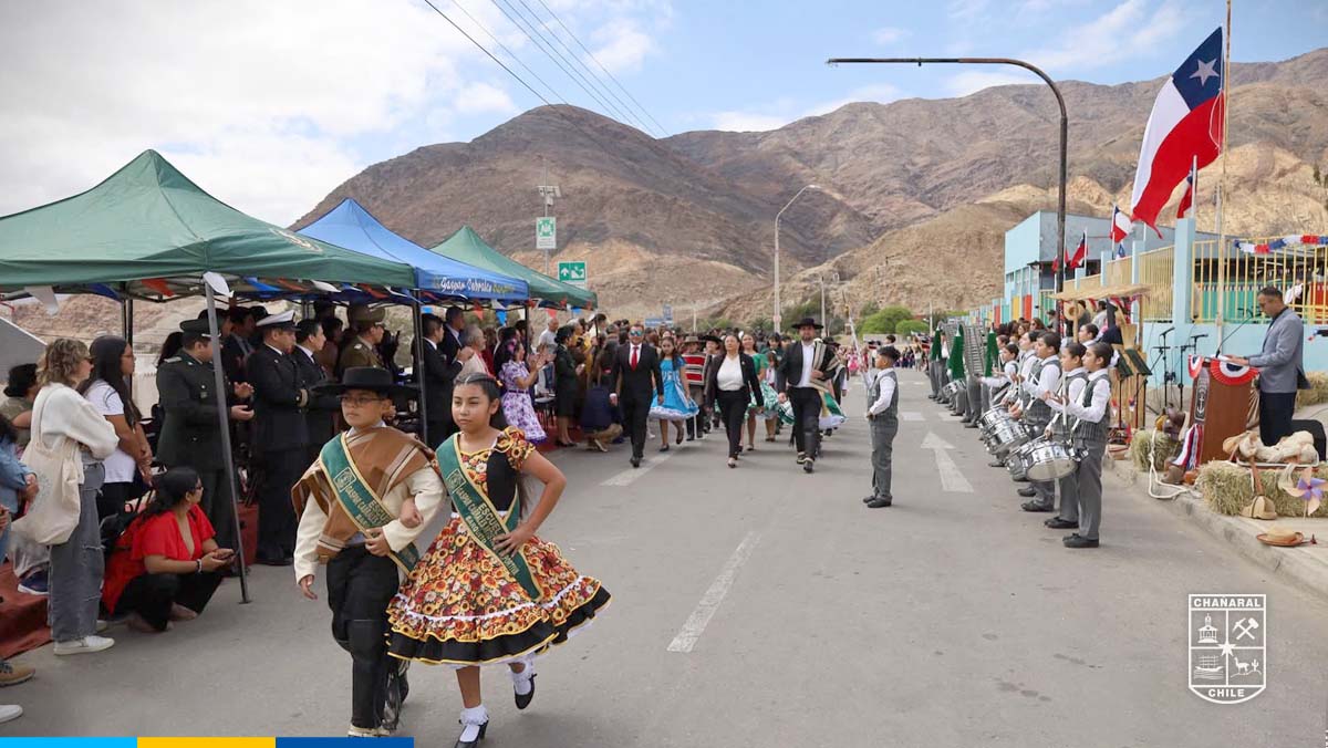 Desfilaron alumnos, profesores y diversas organizaciones de la localidad barquiteña