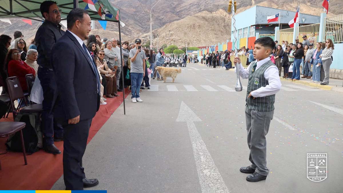 El Alcalde Alex Ahumada dió el vamos al desfile en honor a nuestra patria.