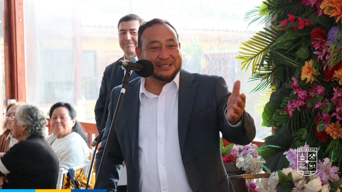 La ceremonia contó con la participación de nuestro alcalde, Alex Ahumada Monroy, quien hizo entrega de la corona, junto a integrantes del Concejo Municipal