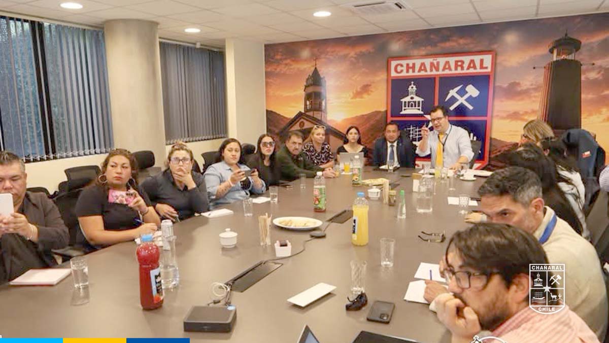 Reunión con el Seremi de Vivienda y Urbanismo, Maximiliano Barrionuevo, junto a representantes de los siete comités de vivienda