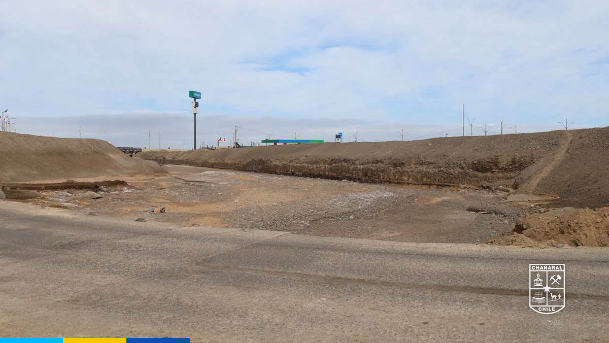  Labores de limpieza y retiro de escombros con maquinaria pesada en las orillas del río Salado...